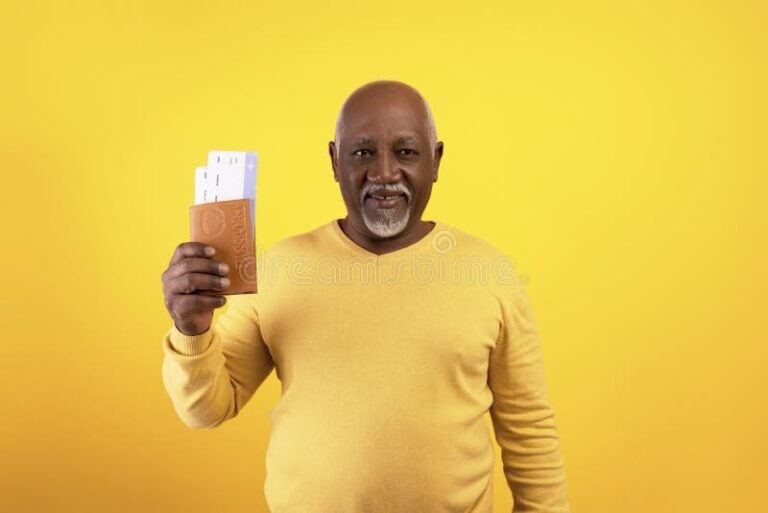 pessoa feliz segurando passagem aerea economica