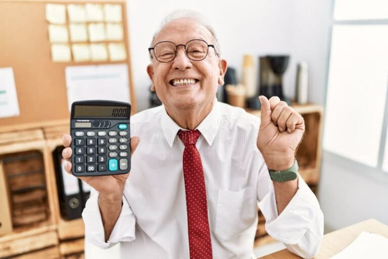 pessoa idosa feliz segurando calculadora