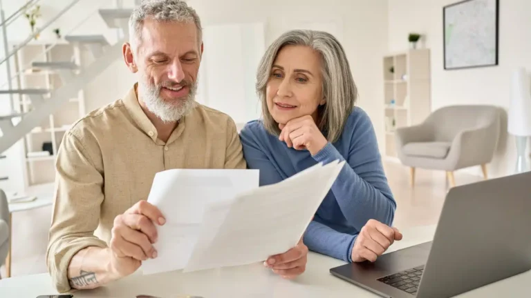 pessoa pagando boleto com seguranca financeira