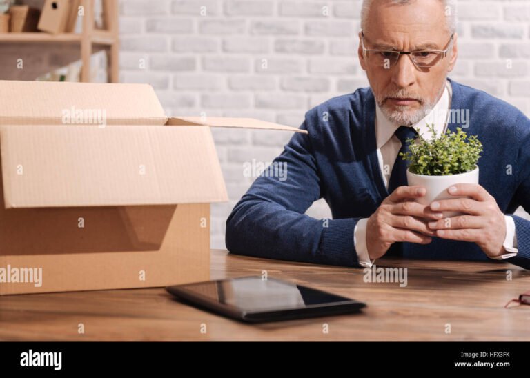 pessoa pensando em financas apos demissao