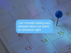 pessoa pensando em financas com calendario atrasado