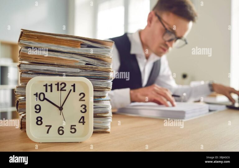 pessoa pensativa olhando documentos e relogio