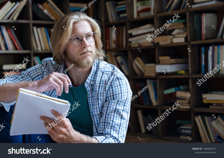 É Possível Receber Indenização Se Me Machuquei e Fui Demitido 11 pessoa pensativa segurando pasta de trabalho
