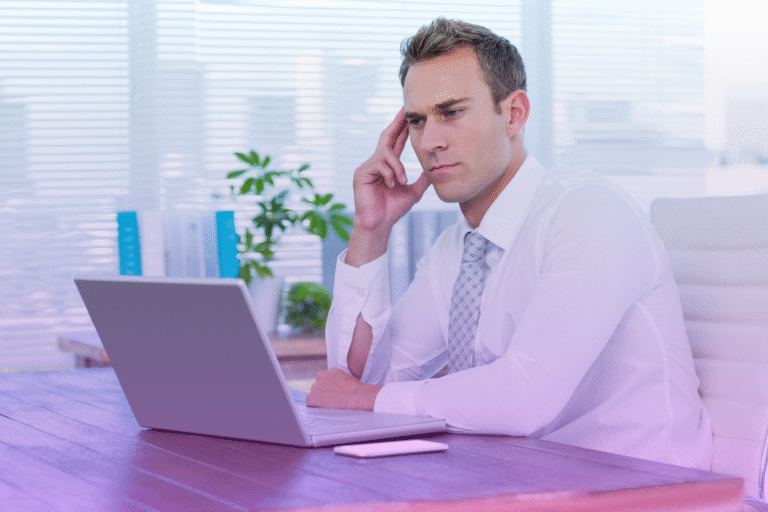 pessoa preocupada olhando documentos legais