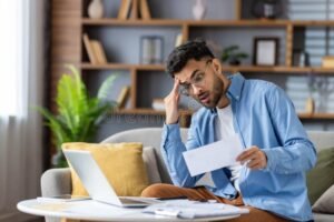 pessoa preocupada revisando contas financeiras