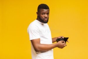 pessoa preocupada segurando carteira vazia