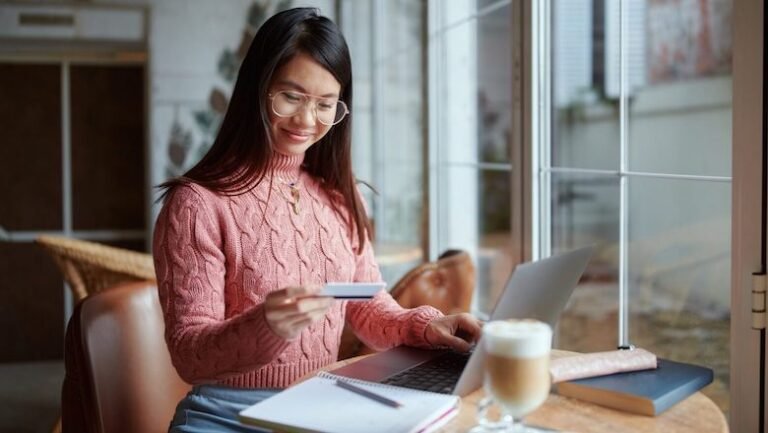 Por Que o BPC Pode Ser Negado Por Renda Per Capita E O Que Fazer 2 pessoa refletindo sobre financas em casa