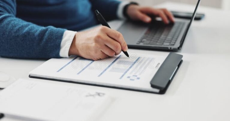 Estou de Atestado e Fui Trabalhar: Quais São as Consequências 2 pessoa segurando atestado medico e laptop