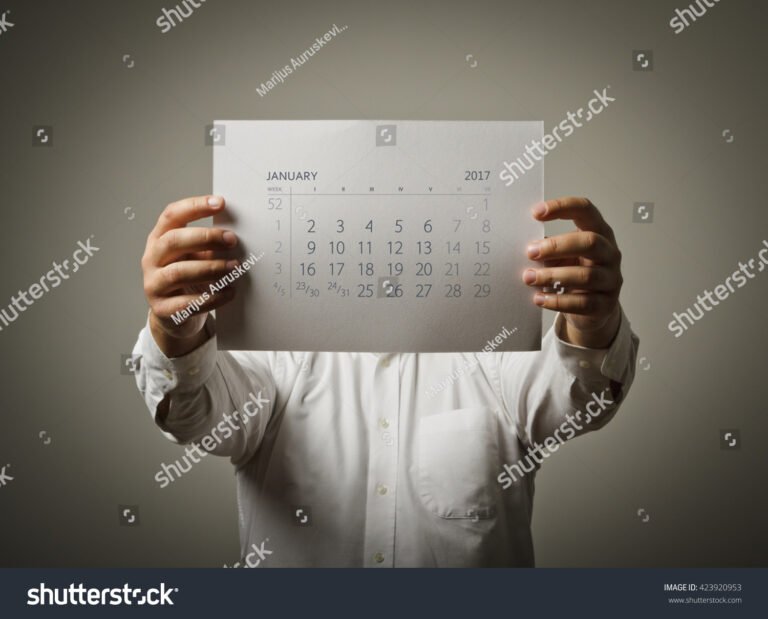 pessoa segurando calendario e carteira de trabalho