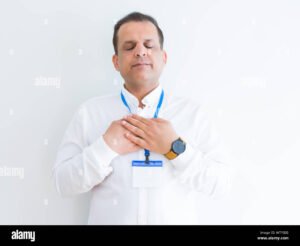 pessoa segurando carteira de trabalho fechada 2