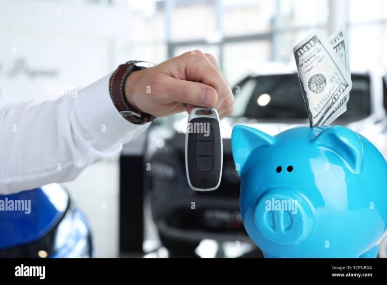 pessoa segurando chave de carro e cofrinho