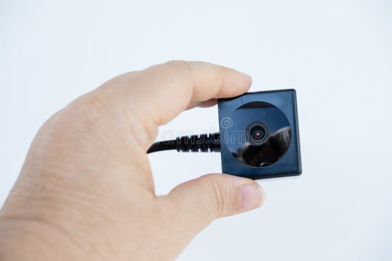 pessoa segurando gravador oculto discretamente