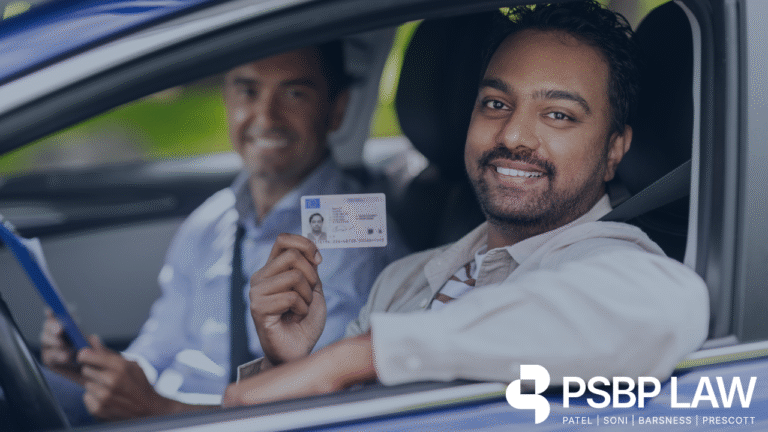 Como Colocar EAR na CNH de Graça: Quais São os Passos 17 pessoa sorrindo ao receber carteira de motorista