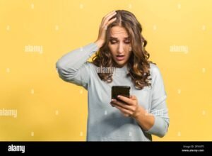 pessoa surpresa olhando para celular bloqueado