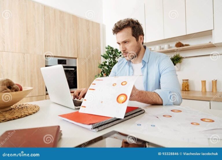 Quem Está Cumprindo Aviso Prévio Pode Faltar ao Trabalho 2 pessoa trabalhando em casa relaxada e concentrada