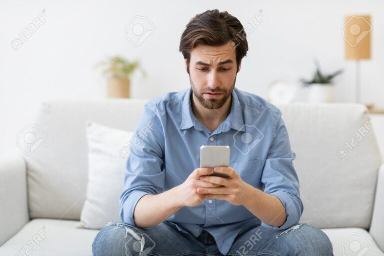 Como Desbloquear Sua Conta do Facebook Que Foi Bloqueada 2 pessoa usando celular com frustracao