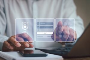 pessoa usando computador com cadeado digital