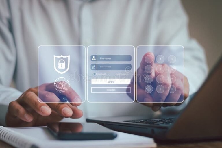 pessoa usando computador com cadeado digital