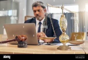 pessoa usando laptop e advogado em tribunal