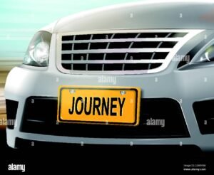 placa de carro com carro em fundo urbano