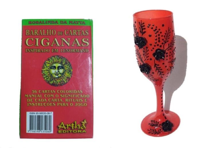 O Que a Pomba Gira Sete Saias Gosta de Beber e Seus Significados 2 pomba gira com tacas e flores coloridas