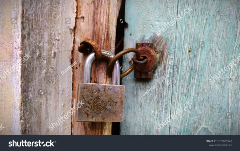 porta trancada com cadeado enferrujado