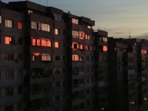 predios residenciais ao entardecer na cidade