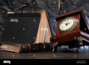 relogio antigo ao lado de carteira de trabalho