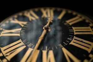 relogio antigo com maos envelhecidas contando tempo