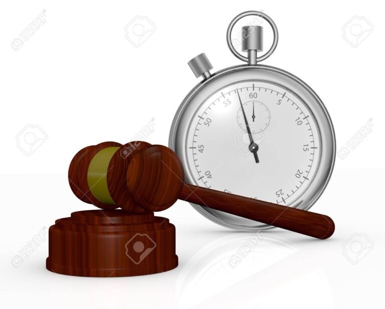 relogio antigo e martelo de leilao juntos