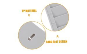 relogio com cracha de trabalho pendurado