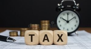 relogio com moedas e documentos financeiros