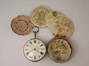 relogio de ponto antigo com papel marcado