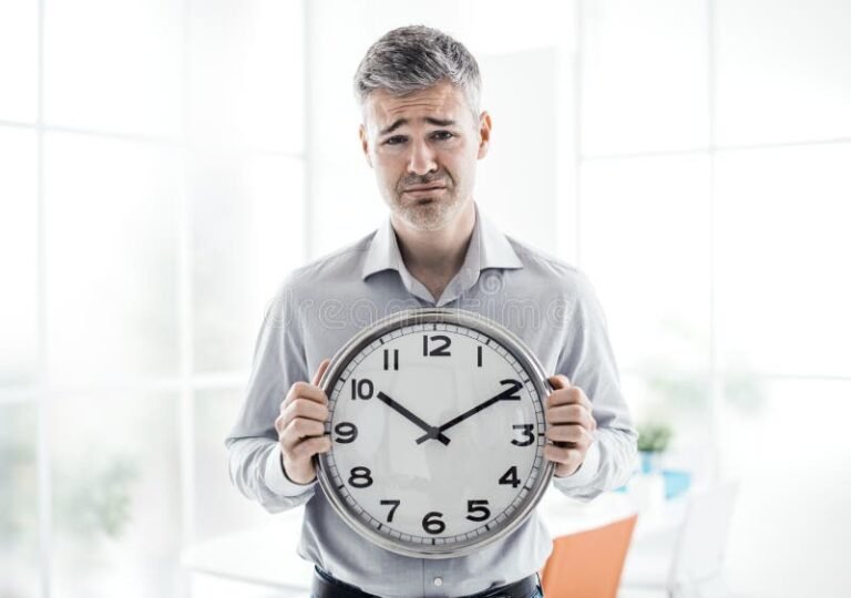 relogio de ponto com trabalhador preocupado