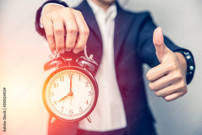 Quantas Horas um Trabalhador Deve Trabalhar Por Semana no Brasil 2 relogio de ponto e maos de trabalhadores