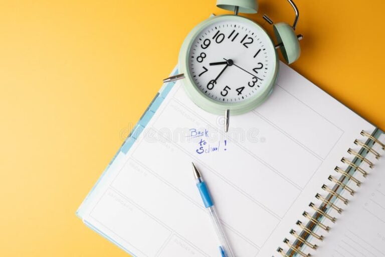 relogio e calendario ao lado de carteira de trabalho