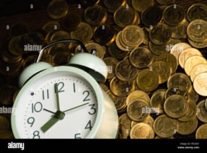 relogio e dinheiro sobre mesa de trabalho 1