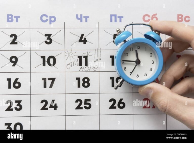 relogio marcando dias com calendario ao fundo