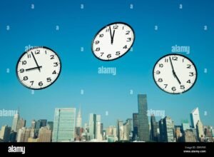 relogio marcando fim de expediente laboral