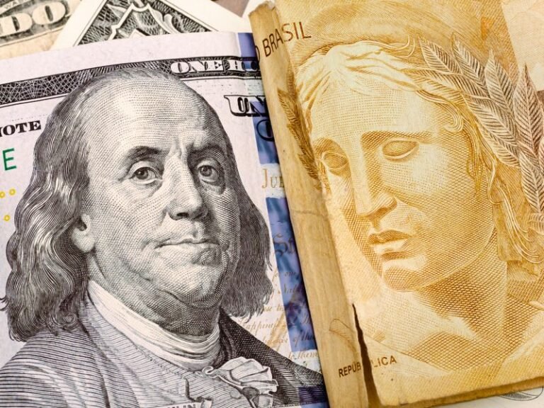 Até Quando Devo Pagar Pensão Alimentícia Segundo a Lei Brasileira 2 relogio sobre documentos legais e moeda brasileira