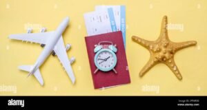 relogio sobre passaporte e bilhete aereo