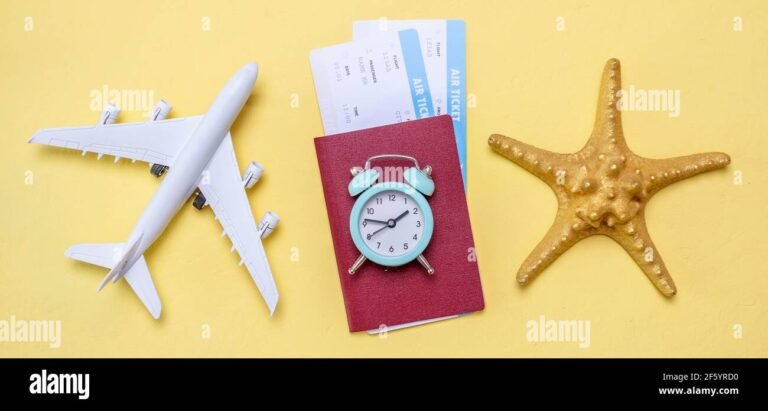 Qual O Tempo Ideal Para Comprar Passagem Aérea Internacional Antecipadamente 2 relogio sobre passaporte e bilhete aereo