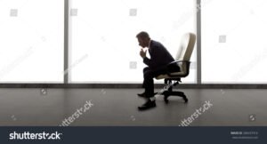 silhueta de funcionario preocupado no escritorio vazio