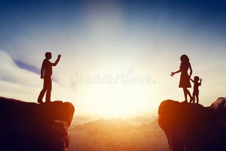 silhueta de pai e filho afastados tristemente