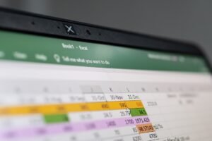 tela de computador com planilha excel colorida