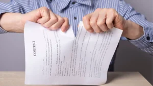 trabalhador entregando documentos demissao justa causa