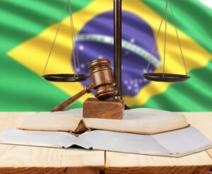 tribunal brasileiro com juiz e documento legal