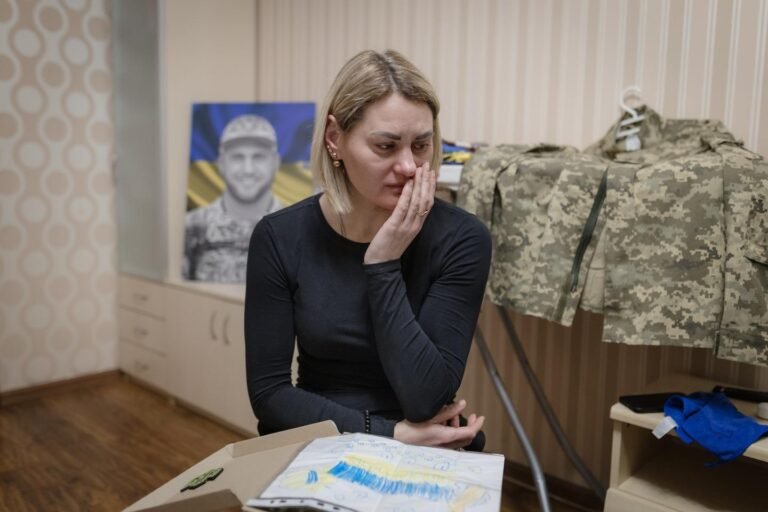 A Esposa Tem Direito a Pensão Quando o Marido Morre 1 viuva recebendo documento legal apos luto